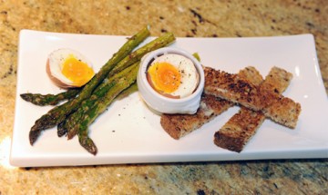 Asparagus-soldiers-with-a-soft-boiled-egg-recipe