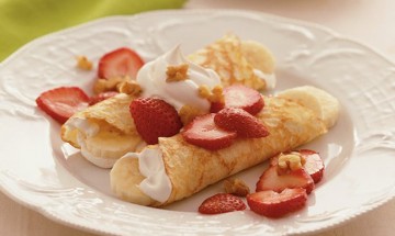 Classic-Thin-Pancakes-Recipe-cream-strawberry-bananas