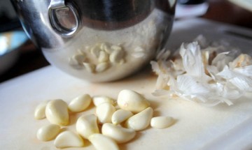 Learn-How-To-Peel-Head-of-Garlic-in-Less-Than-10-Seconds